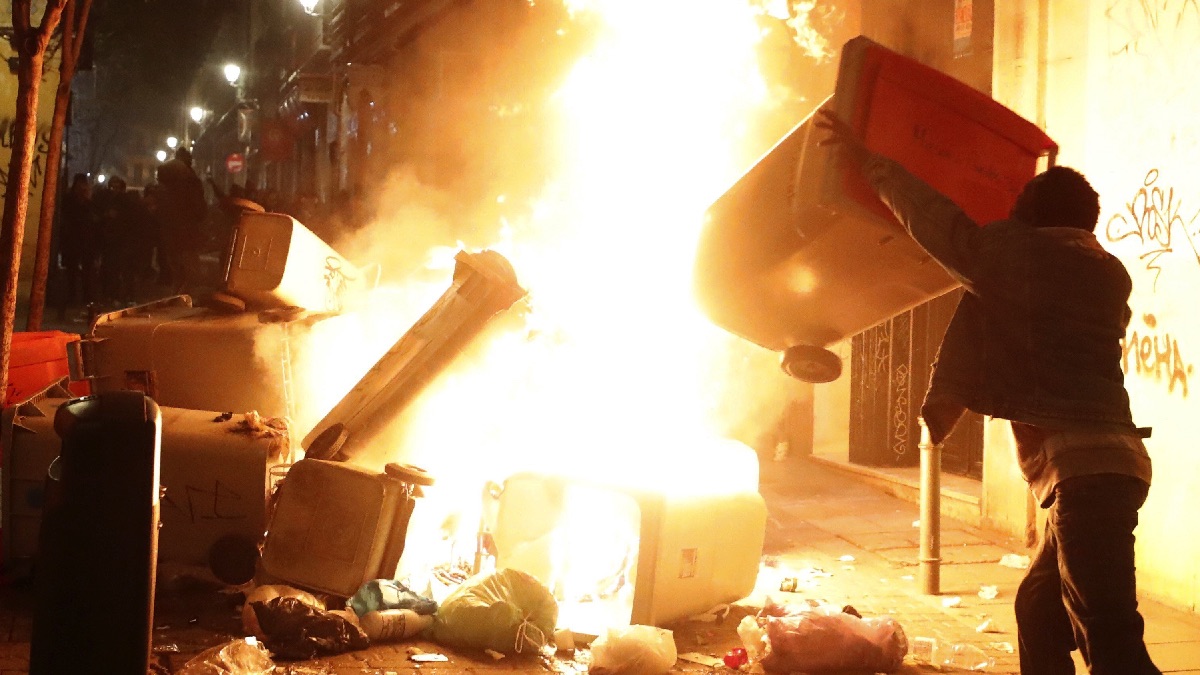 Barricada en el barrio de Lavapiés. (Foto: EFE)