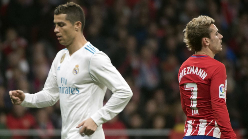 Cristiano y Griezmann durante el derbi del Wanda. (AFP)