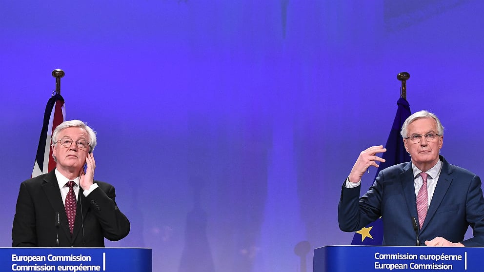 El ministro británico para el Brexit, David Davis y el negociador jefe de la UE, Michel Barnier en Bruselas. (AFP)