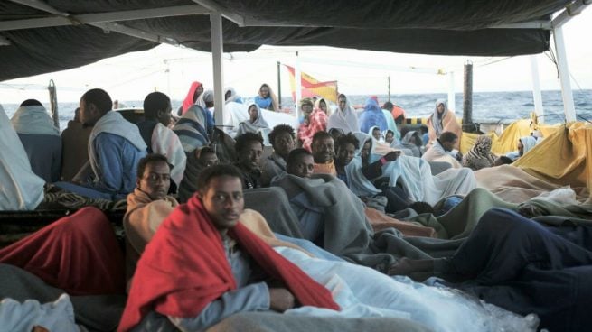 Inmigrantes libios en el barco de la ong catalana Proactiva Open Arms retenido en Sicilia. Foto: @Campsoscar
