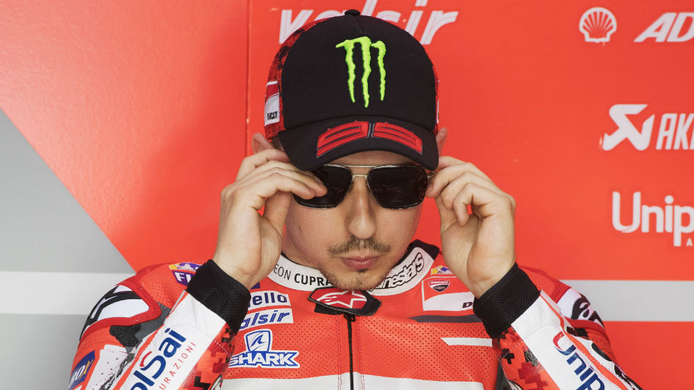 Jorge Lorenzo tuvo que abandonar la primera carrera del mundial de MotoGP de una forma accidentada, tirándose de su Ducati en marcha porque ésta se había quedado sin frenos. (Getty)