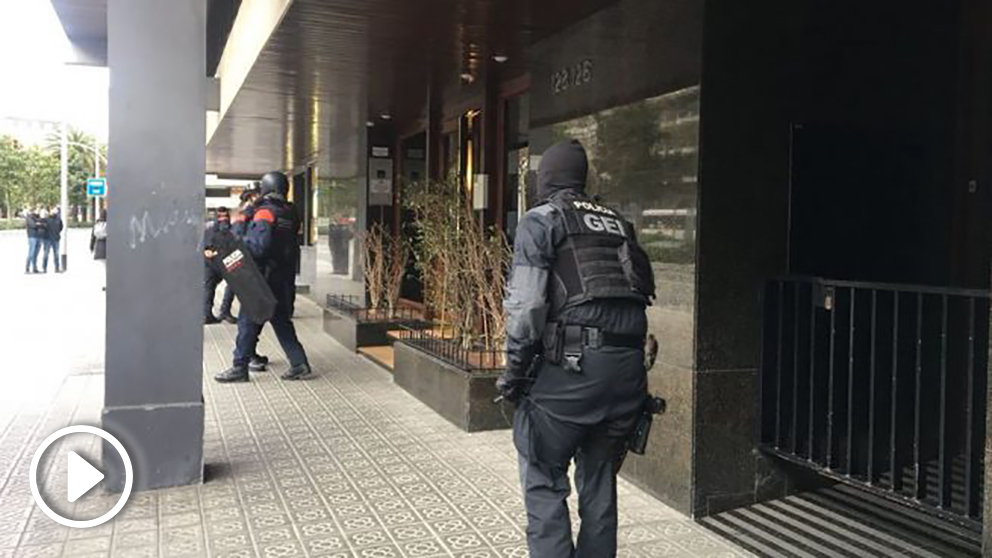 Agentes en el consulado de Mali en Barcelona (Foto: @Undercover_Camo)