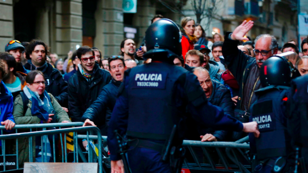 Mossos bloquean protestas separatistas en Barcelona (Foto:Twitter)