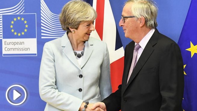 theresa-may-jeanclaude-juncker ?>