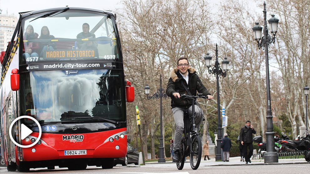 El redactor de Okdiario, dando un paseo con la nueva bicicleta Kymco.