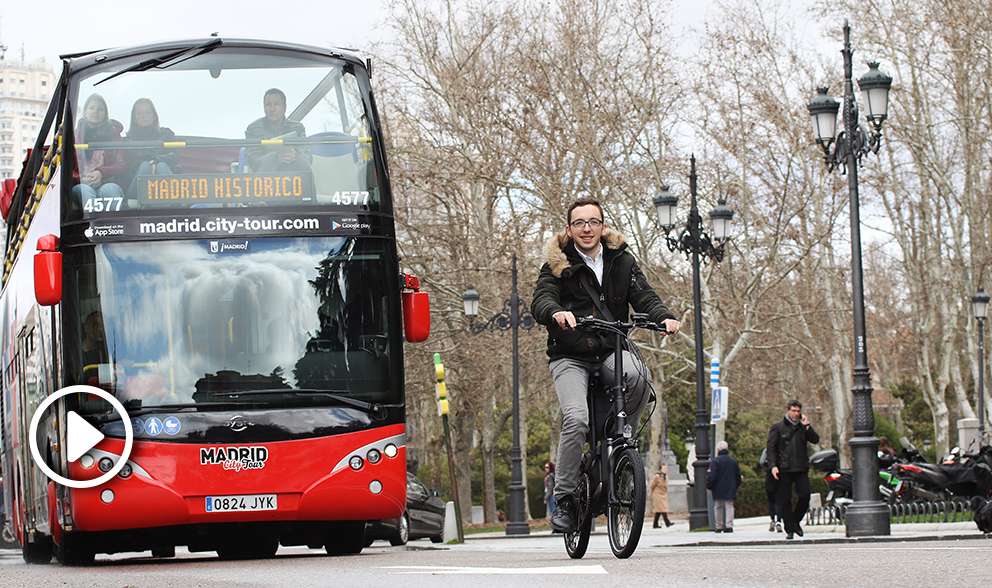El redactor de Okdiario, dando un paseo con la nueva bicicleta Kymco.