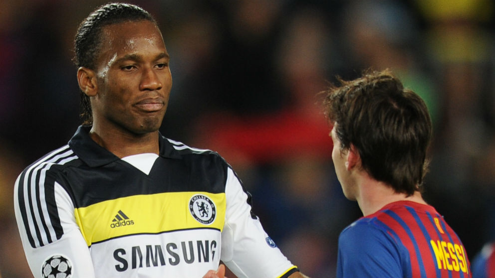 Didier Drogba saluda a Leo Messi durante un partido. (Getty)