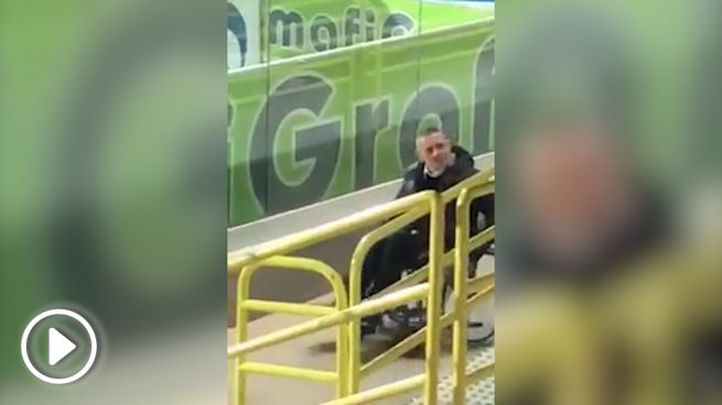 Italia indignada: un aficionado finge ser minusválido para entrar al estadio ?>