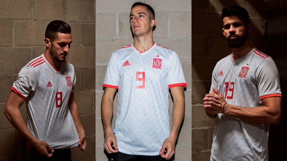 Los jugadores de España posan con la segunda equipación.