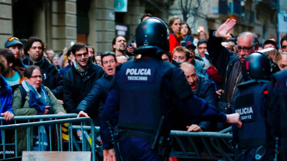 Agentes de los Mossos bloquean protestas separatistas en Barcelona.