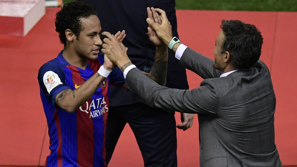 Neymar y Luis Enrique se saludan durante un partido con el Barcelona. (AFP)