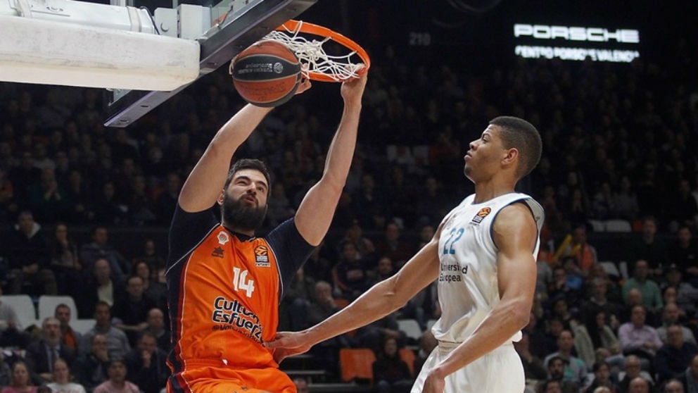 Bojan Dubljevic machaca el aro en el Valencia Basket – Real Madrid de la Euroliga. (euroleague.net)