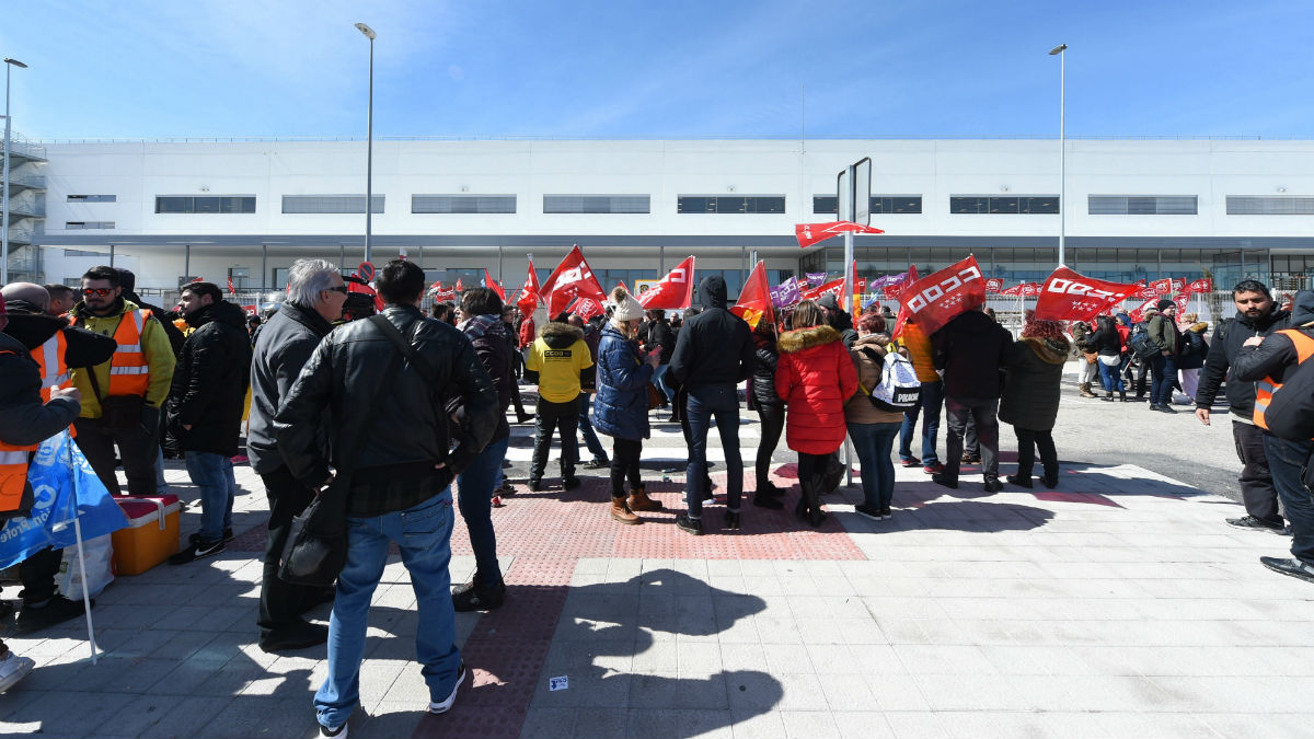 Trabajadores de Amazon frente a la sede de la empresa en San Fernando de Henares (Madrid) en la primera jornada de huelga (Foto:Efe/Fernando Villar)
