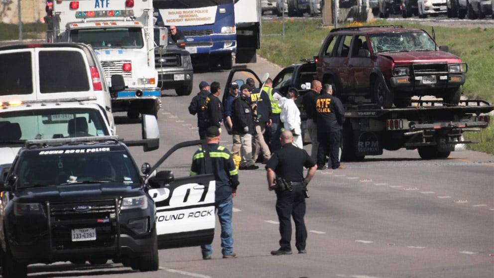 Vehículo en el que huía el sospechoso de ser el responsable de los paquetes bomba en Texas (Foto: AFP)