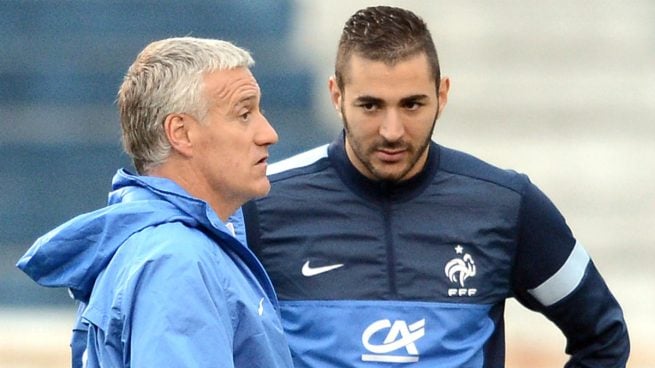 Deschamps junto a Benzema durante una concentración de la selección francesa. (AFP)