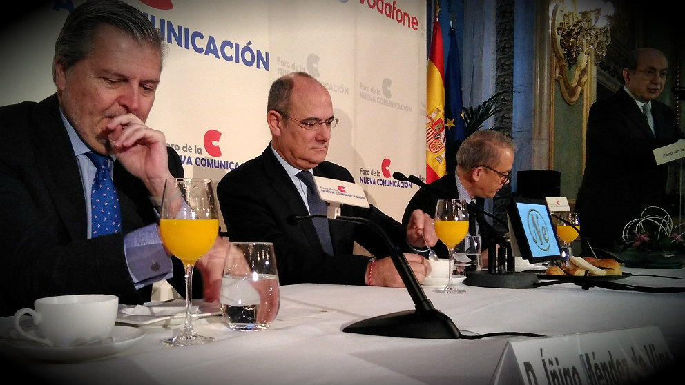 Jaume Duch, director de Comunicación y portavoz del Parlamento Europeo, junto al ministro Méndez de Vigo. (ADP)