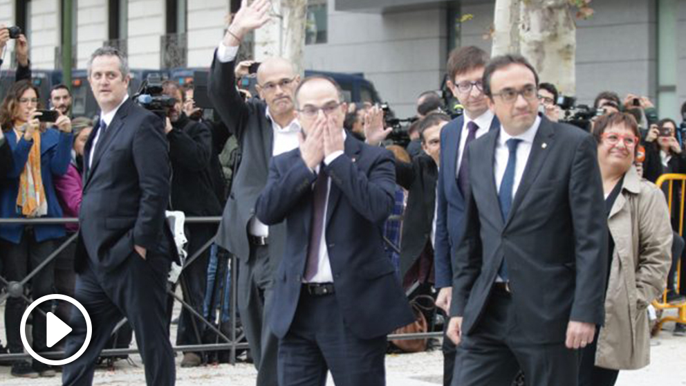 Varios ex consellers de Carles Puigdemont a su llegada a la Audiencia Nacional. (Foto: Francisco Toledo)