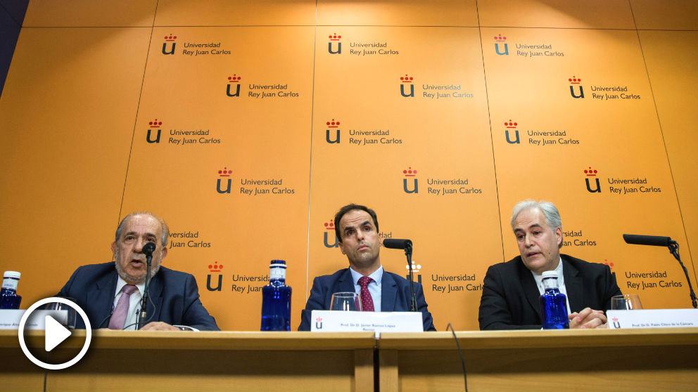 El rector del Universidad Rey Juan Carlos (URJC), Javier Ramos (c), acompañado por Pablo Chico de la Cámara, profesor de una de las asignaturas, y el director del Master, Enrique Álvarez (d). (Foto: EFE)