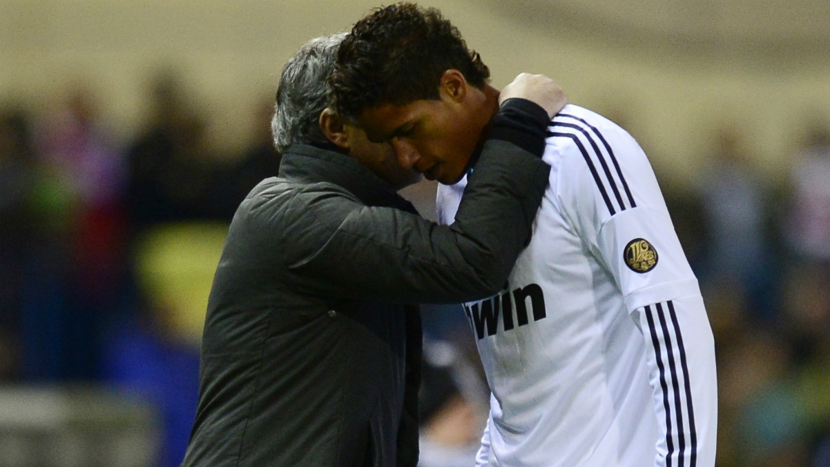 Mourinho habla con Varane durante su etapa en el Real Madrid. (AFP)