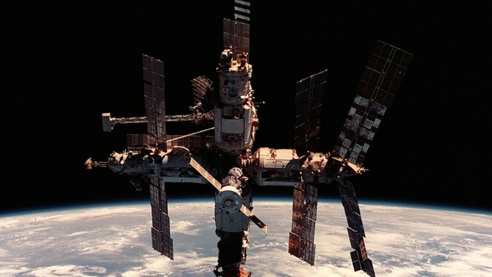 El 23 marzo  de 2001 se produce el fin de la estación espacial Mir