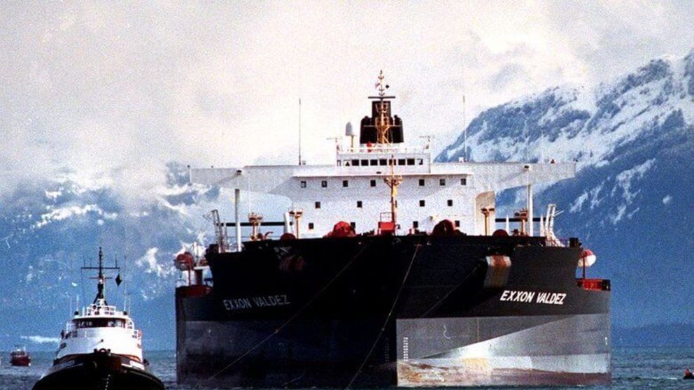 El 24 marzo de 1989 el petrolero Exxon Valdez vierte al mar 36.000 toneladas de petróleo
