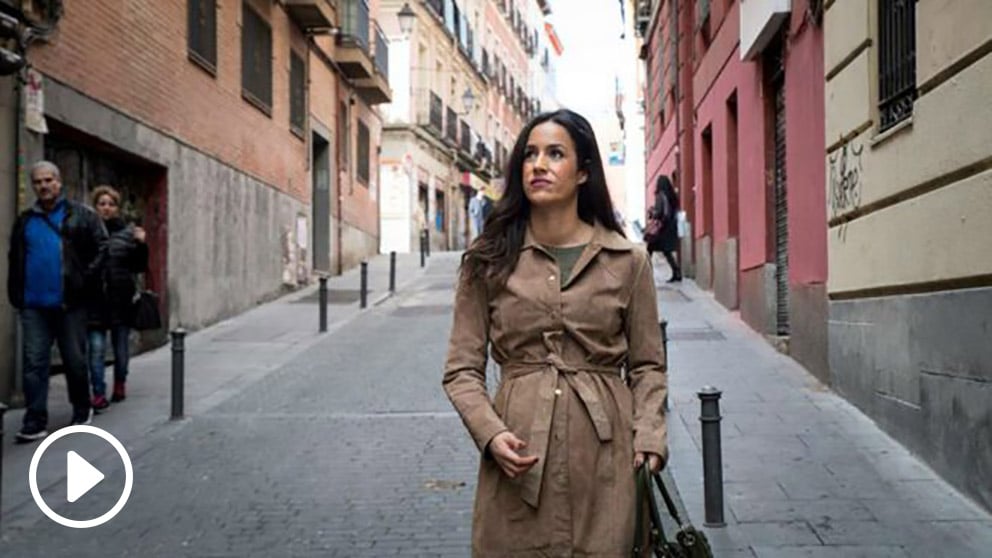 Begoña Villacís, portavoz de Ciudadanos en el Ayuntamiento de Madrid, pasea por el barrio de Lavapiés tras los disturbios. Foto: EFE