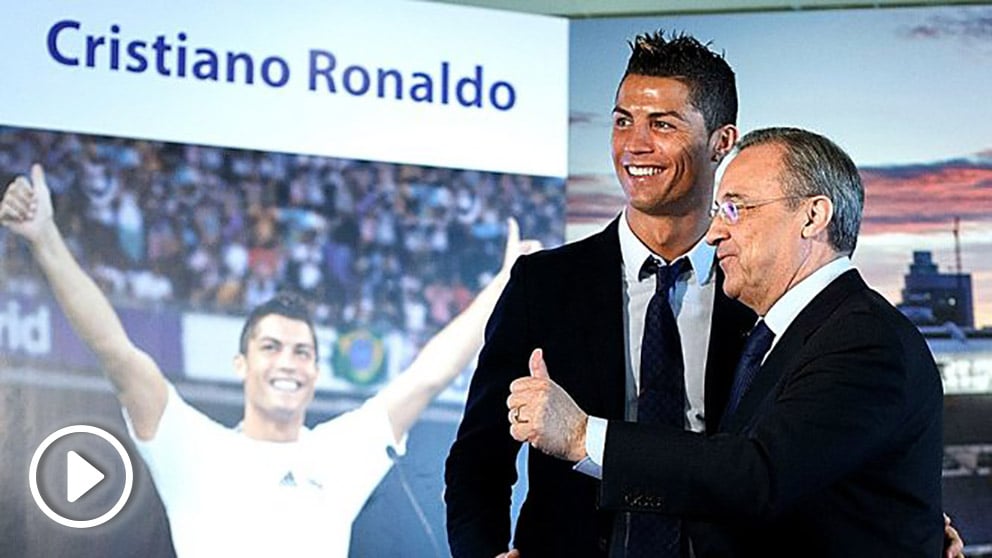 Cristiano Ronaldo, junto a Florentino Pérez en el palco del Bernabéu el día de su renovación. (Getty)