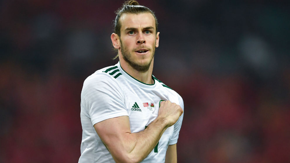Gareth Bale celebra uno de los goles a China. (AFP)