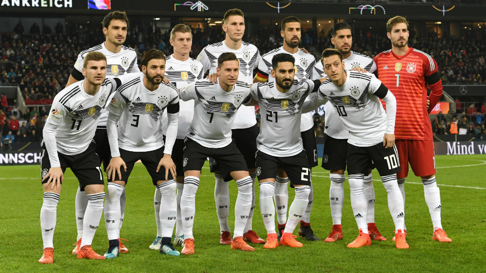 La selección alemana posa antes del duelo contra Francia en noviembre de 2017. (AFP)