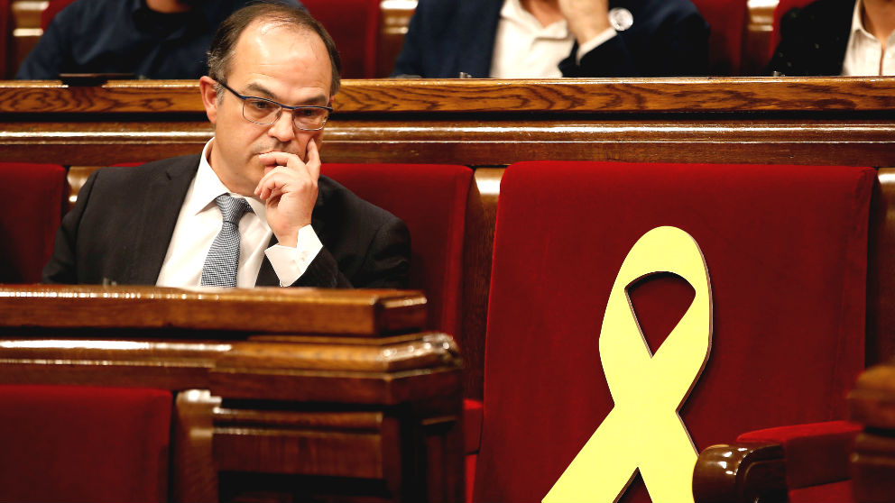 El ex conseller Jordi Turull, junto al escaño vacio del diputado encarcelado Jordi Sánchez momentos antes del inicio del pleno de investidura convocado ayer de urgencia por el presidente del Parlament, Roger Torrent (Foto: Efe)