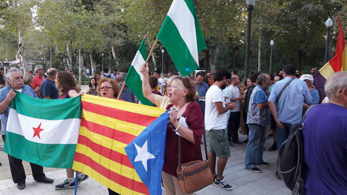 Manifestación con banderas independentistas (Foto:Twitter)