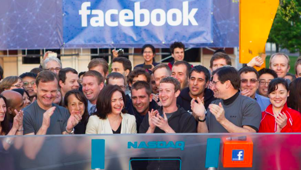 Zuckerberg junto a miembros de equipo.
