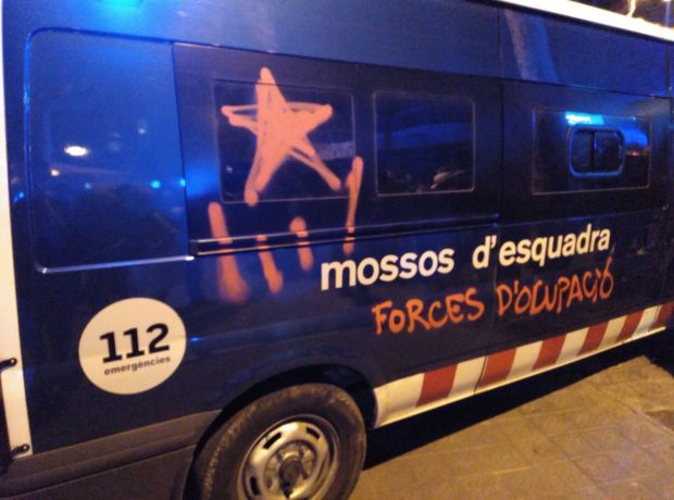 Furgoneta de los mossos con pintadas separatistas tras los encarcelamientos