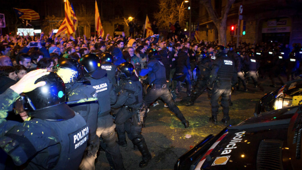 Los mossos cargan en la Delegación del Gobierno.