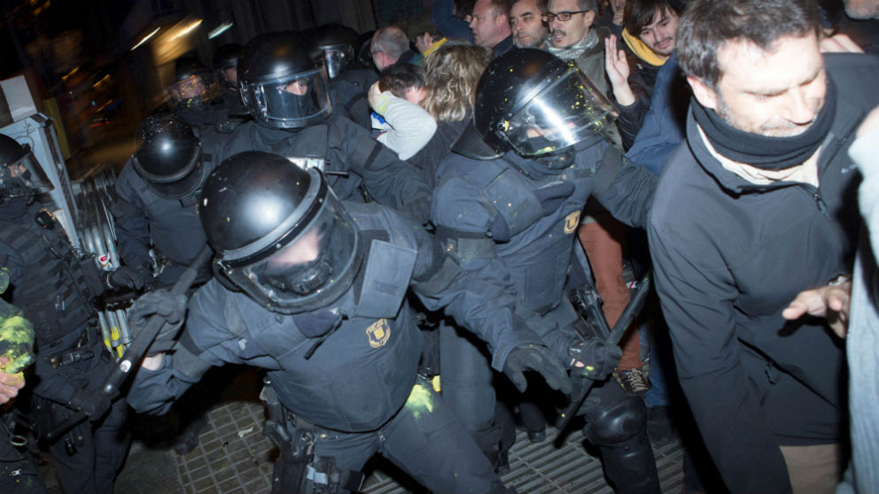 Mossos d’Esquadra durante las protestas por la detención de Puigdemont.