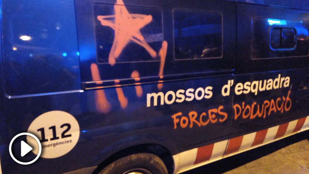 Pintadas en las furgonetas de los mossos en las manifestaciones de Barcelona este viernes
