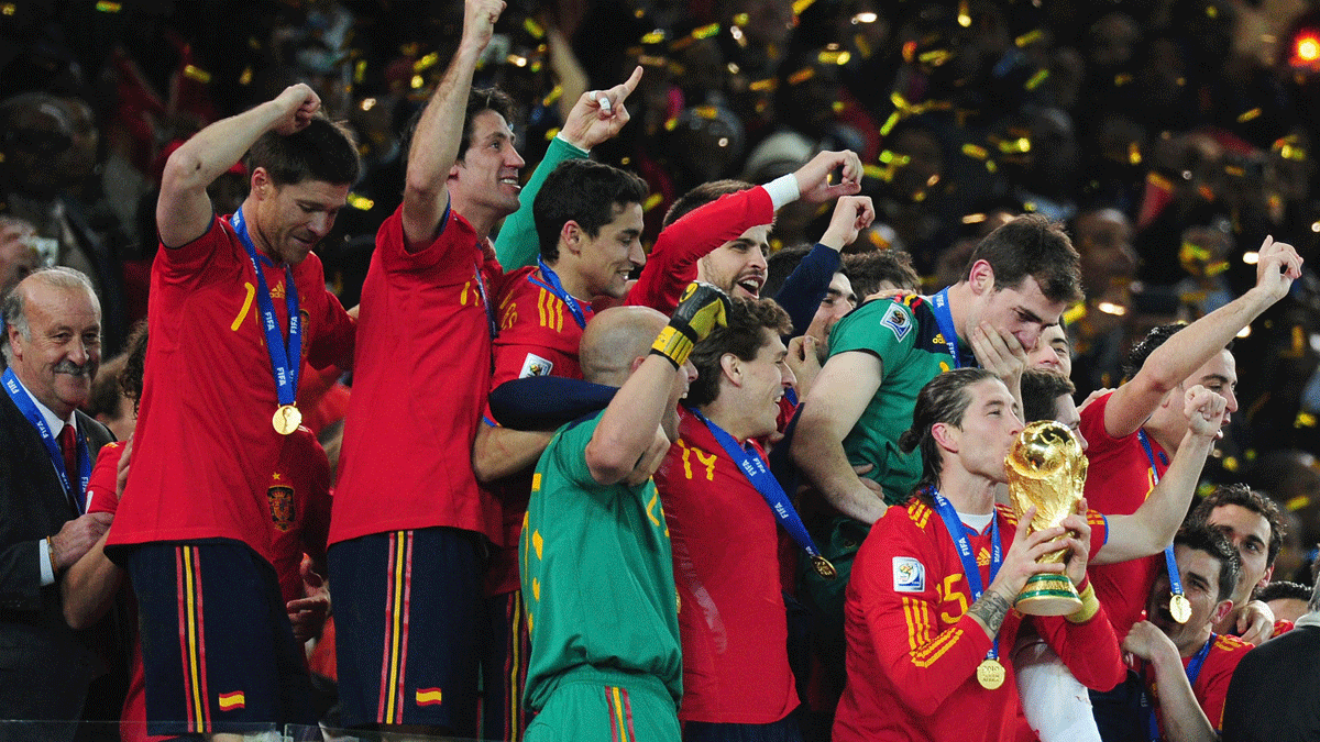 Los jugadores de España levantan la copa de campeones del mundo. (Getty)
