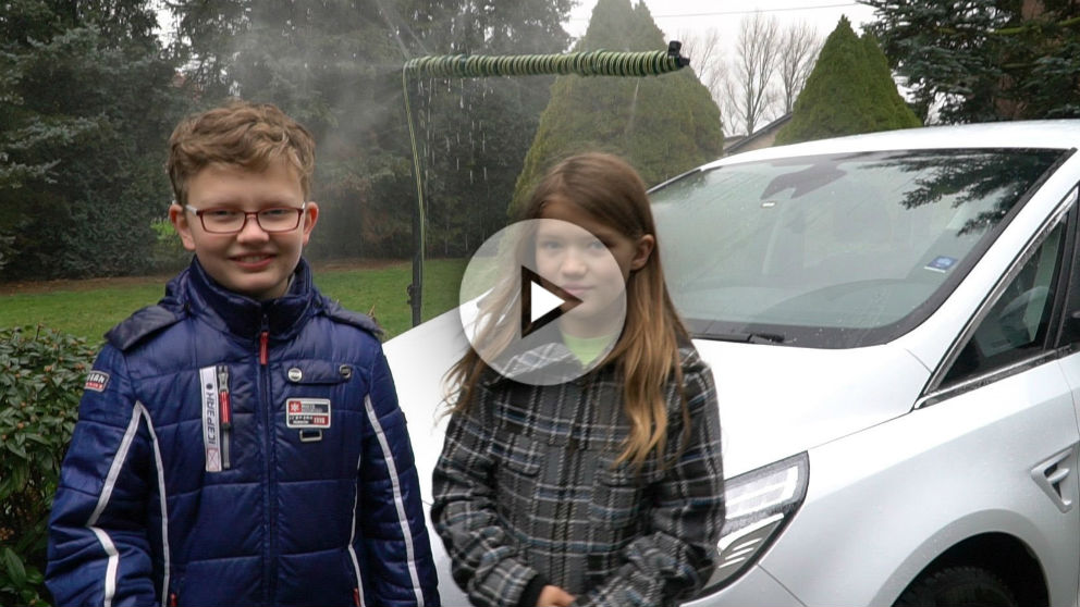 Mantener limpio el parabrisas de nuestro coche puede hacerse respetando el medio ambiente gracias a un invento ideado por dos niños.
