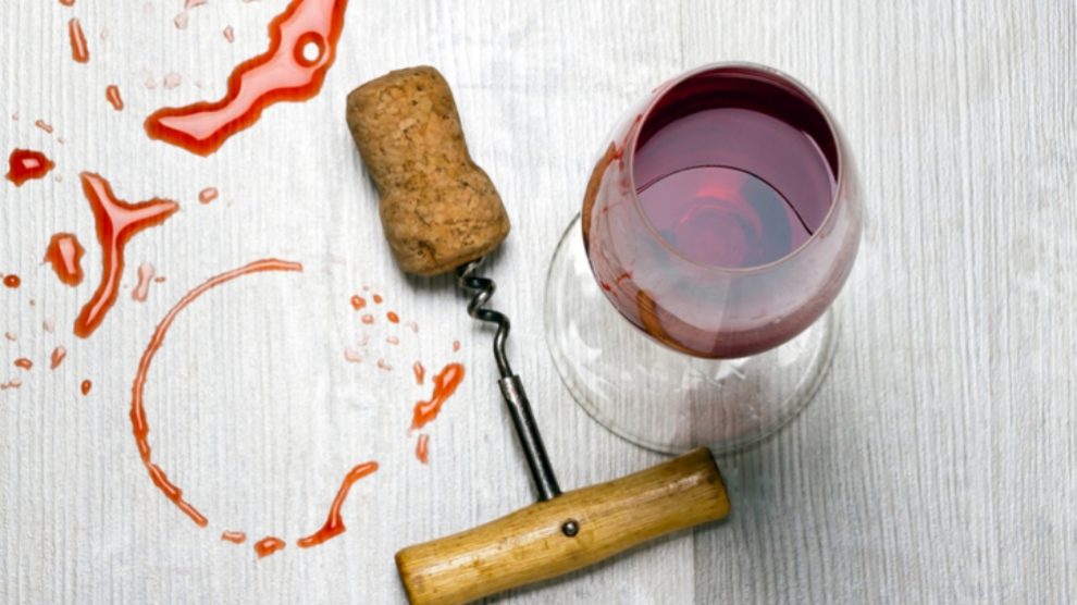 Pasos para quitar las manchas de vino tinto con remedios naturales