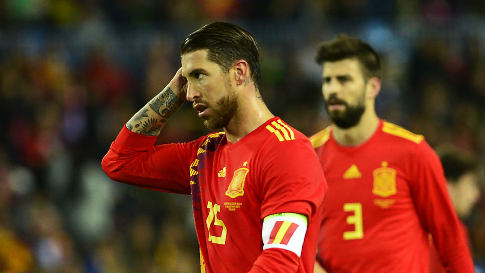 Sergio Ramos y piqué durante un partido de España. (AFP)