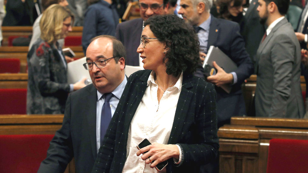 La diputada de ERC, Marta Rovira, junto al lider del PSC, Miquel Iceta, tras el pleno de investidura de este jueves en el Parlament (Foto: Efe)