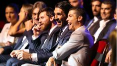 Cristiano, Messi y buffon durante la entrega del premio The Best. (AFP)