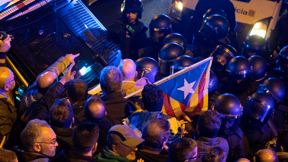 Disturbios en Barcelona entre Mossos e independentistas.