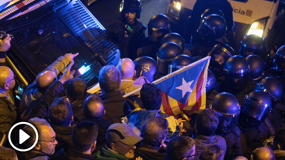 Graves disturbios en Barcelona tras el envío a prisión de los golpistas. (Foto: EFE)