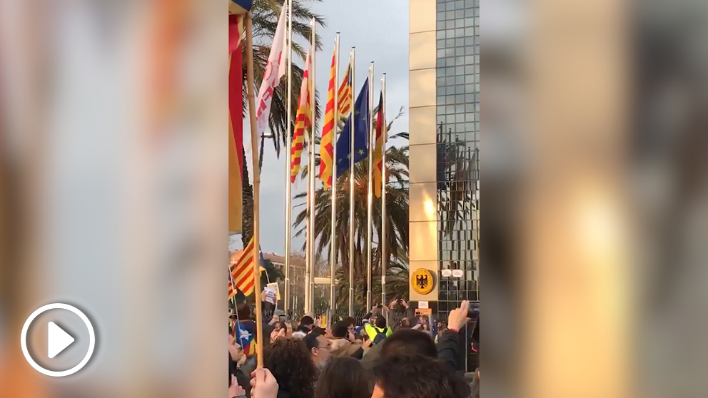 Los independentistas roban la bandera española del Consulado de Alemania.
