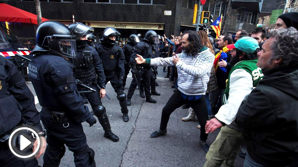 Enfrentamientos entre los independentistas y los Mossos en Barcelona.