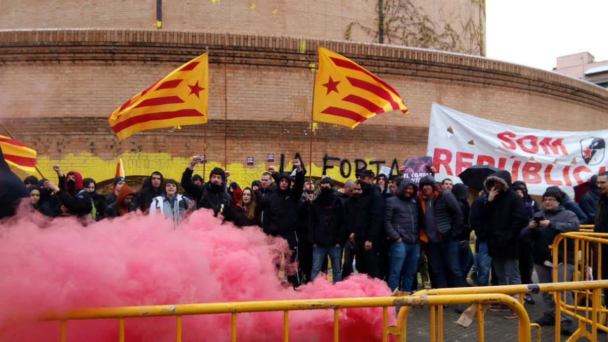 Independentistas congregados por los CDR en la subdelegación del Gobierno en Gerona.