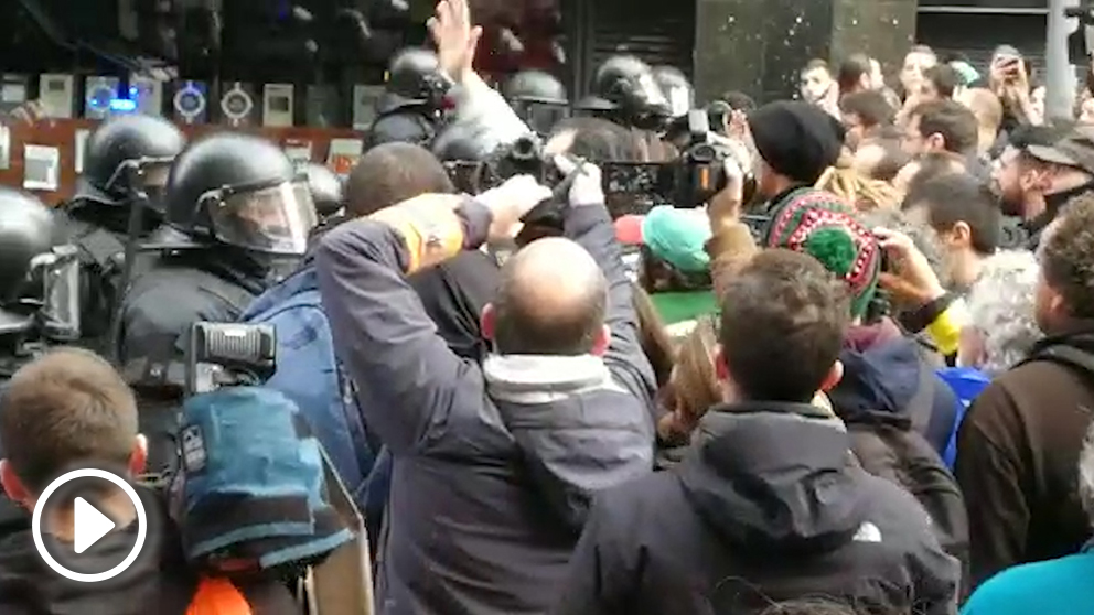 Enfrentamientos entre Mossos y manifestantes en la concentración de Barcelona.