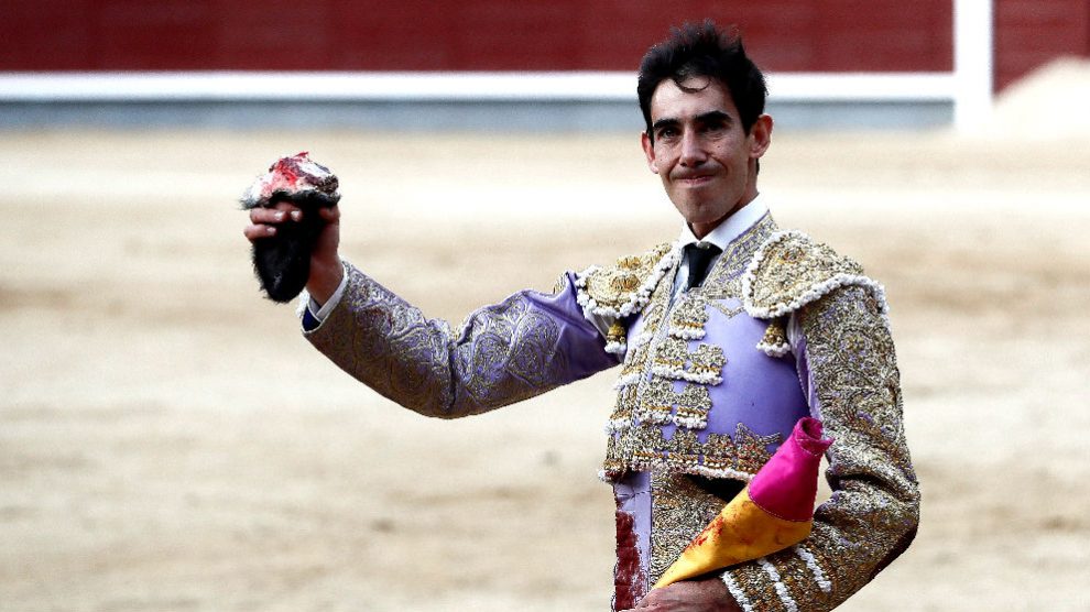Fortes pasea la oreja conquistada en Las Ventas (Foto: Efe).