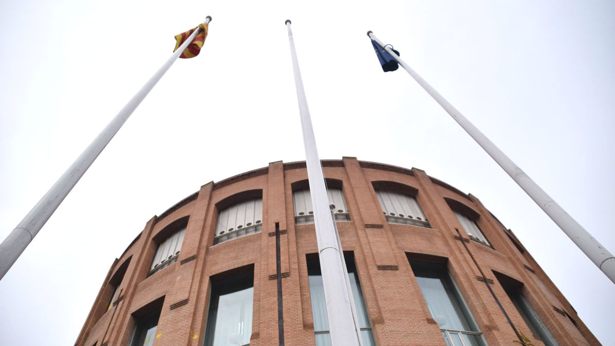 Los independentistas han retirado la bandera española de los mástiles de la sede de la Subdelegación del Gobierno en Gerona.
